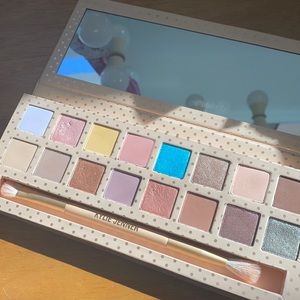 Kylie Cosmetics Take Me on Vacation Palette